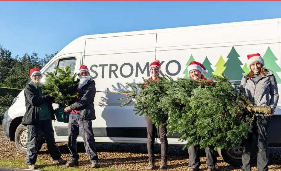 Tím Stromko so stromčekmi pri dodávke
